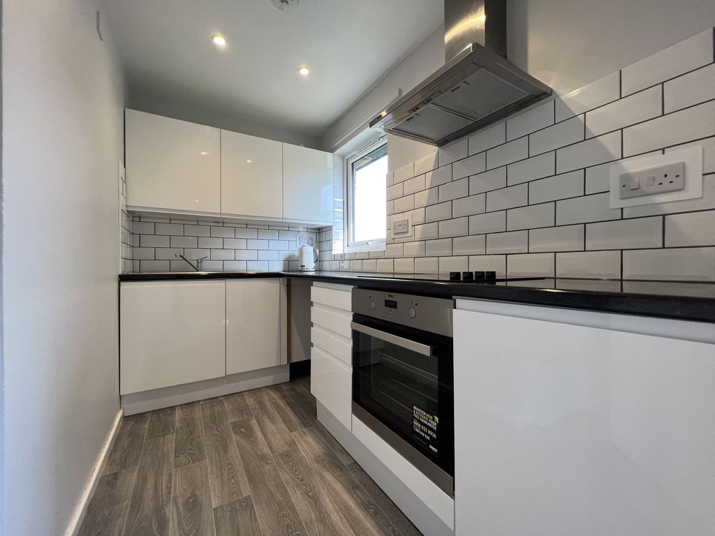 Property photo 3 of 8 Kitchen Presented By Nicoleta At Ewemove Bexleyhea