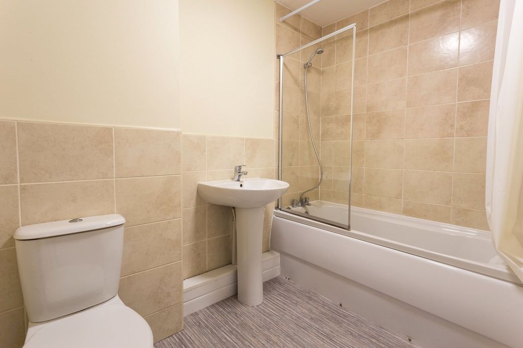 Property photo 3 of 11 Bathroom