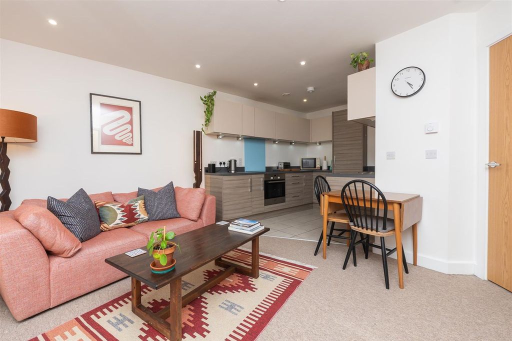 Property photo 2 of 22 Flat-32-Invicta-Bs1-5Sw-4.Jpg