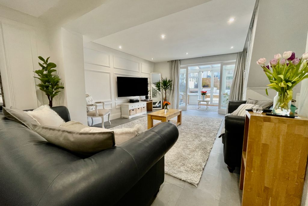 Property photo 2 of 34 Proprietors Living Room