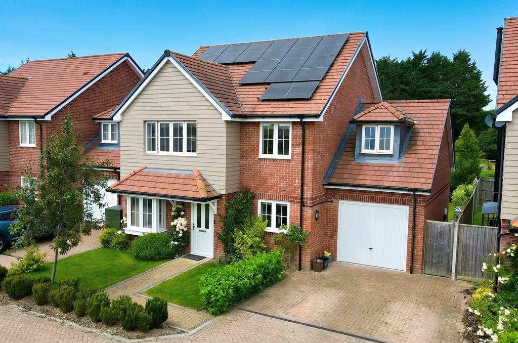 Property photo 1 of 28 Four Bedroom Family Home