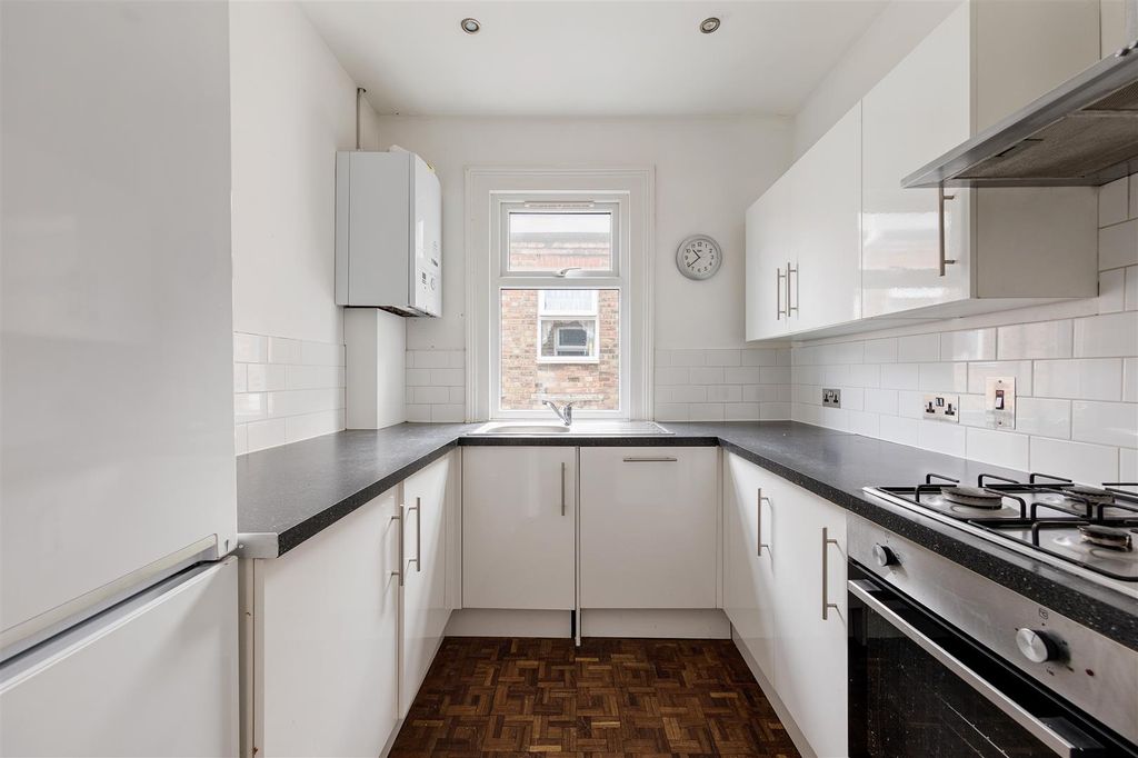 Property photo 3 of 23 Harris Street, E17