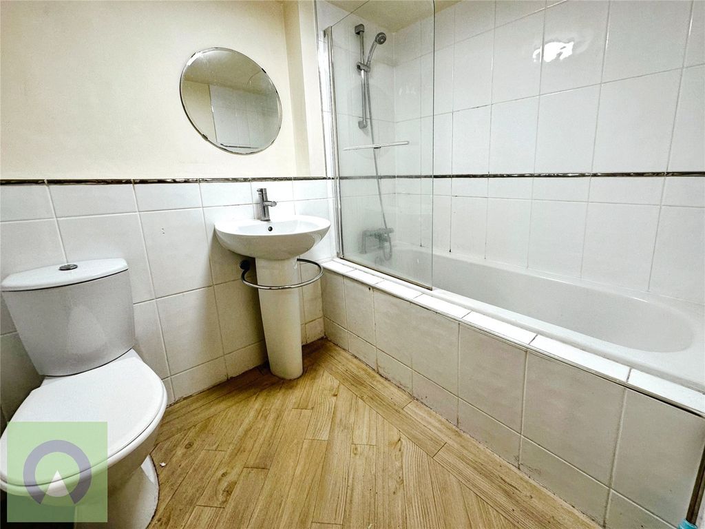 Property photo 3 of 11 Bathroom