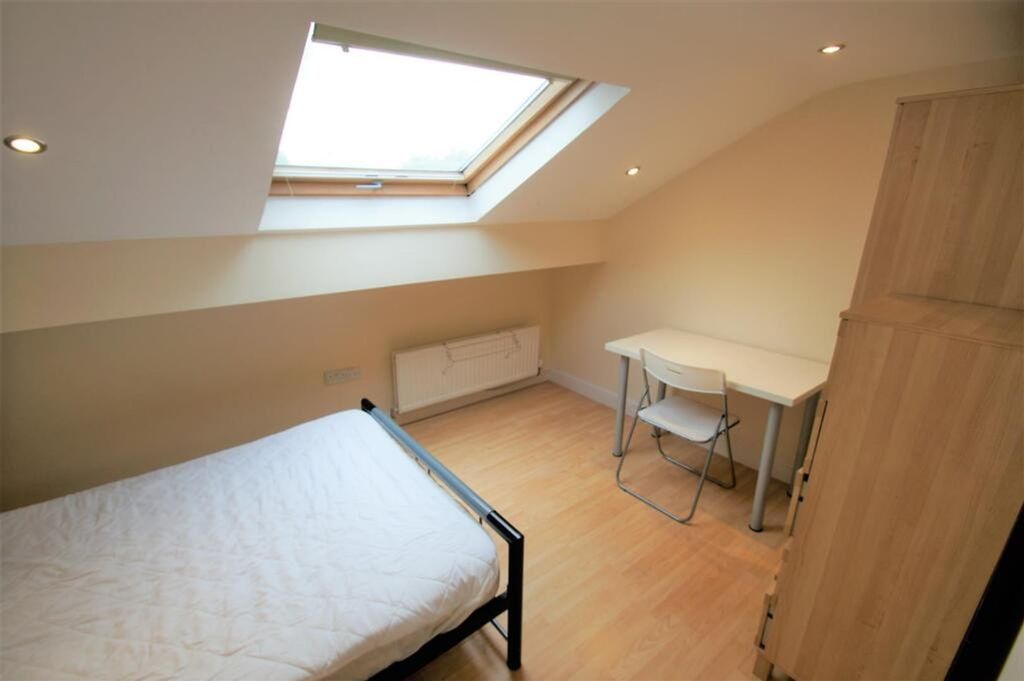 Property photo 2 of 12 Bright And Cozy Double Bedroom Featuring A Skyligh...