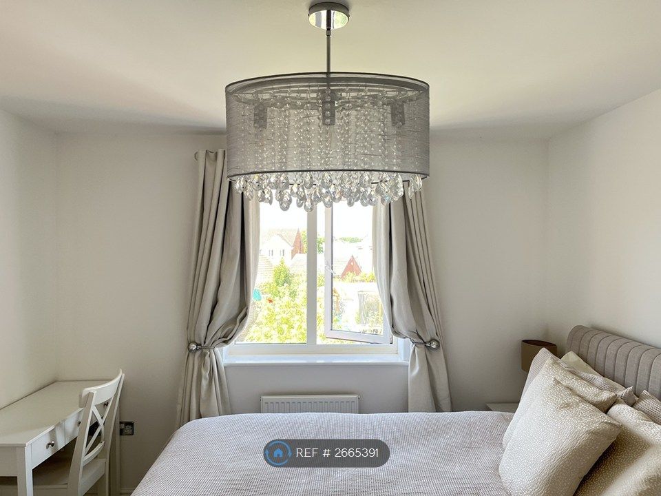 Property photo 1 of 13 Double Bedroom With King Bed