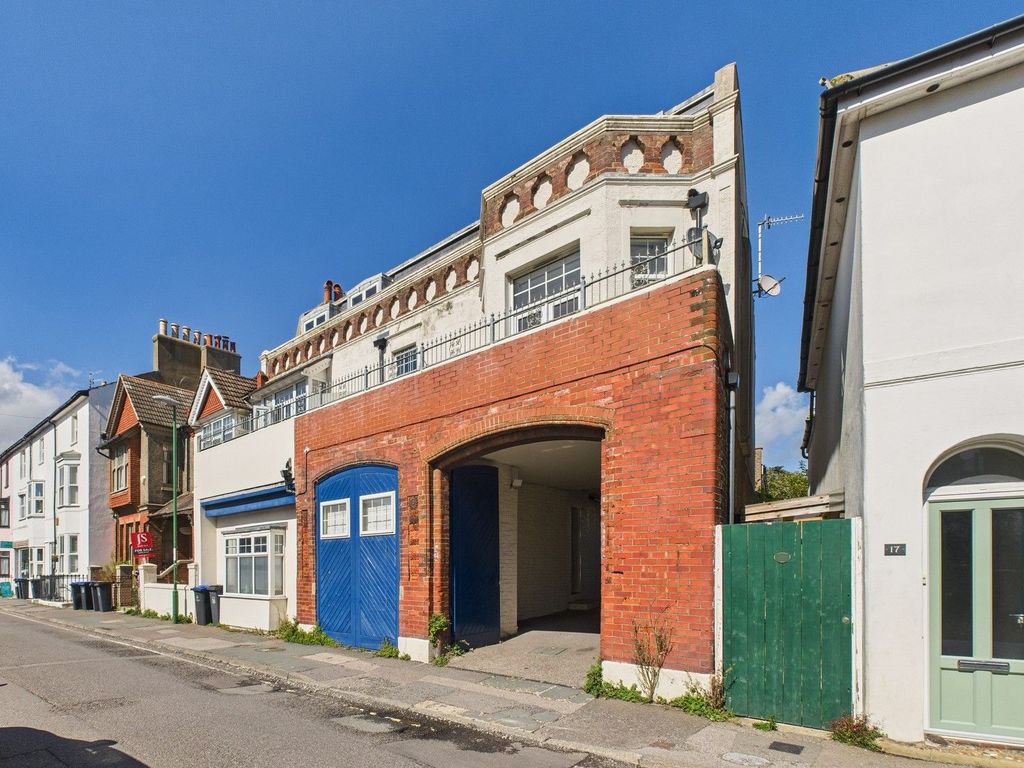 Property photo 1 of 8