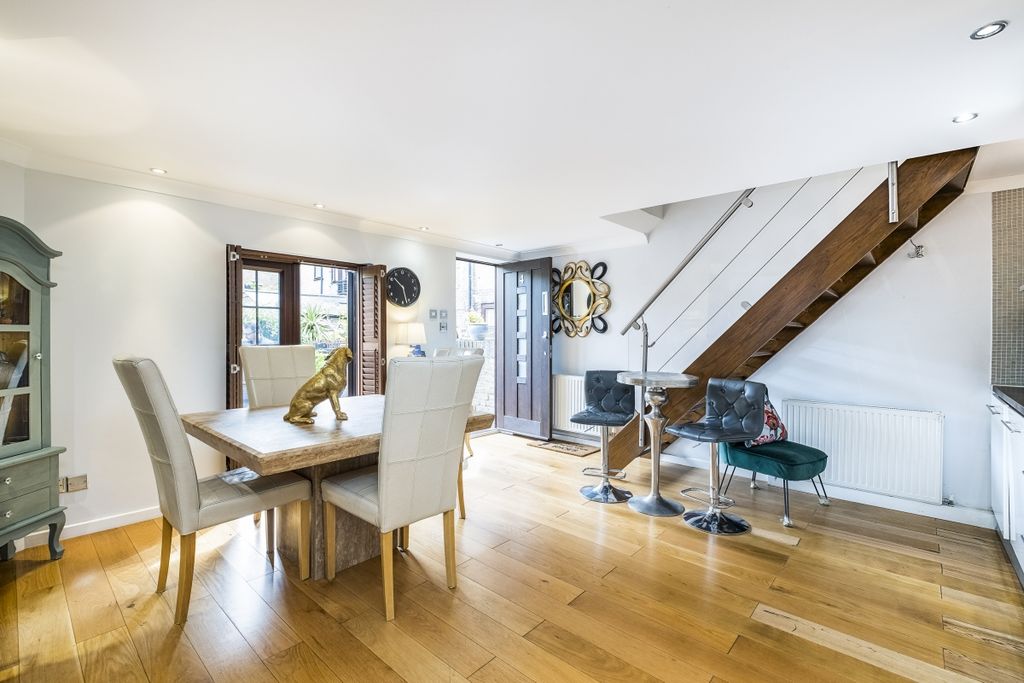 Property photo 3 of 27 Hornblower-Close-022