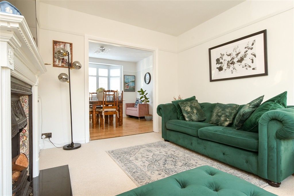 Property photo 2 of 17 Lounge