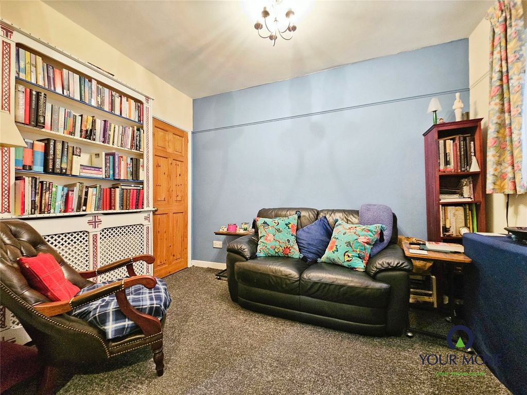 Property photo 3 of 8 Lounge