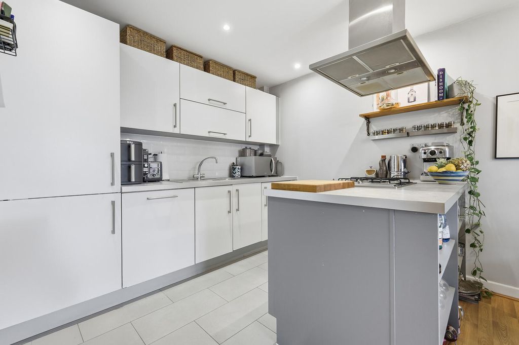 Property photo 3 of 26 Kitchen