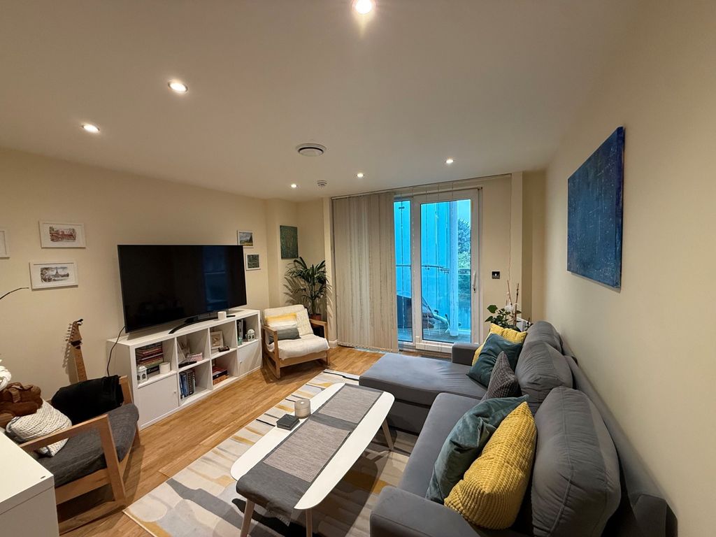 Property photo 1 of 11 Living Room