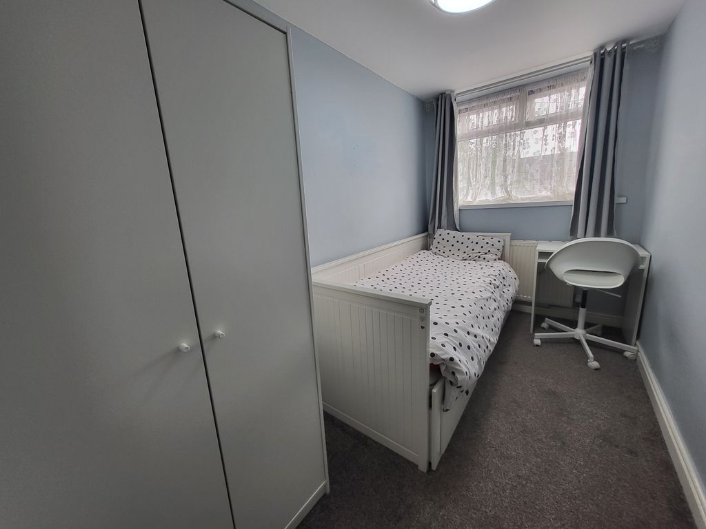 Property photo 1 of 9 Room