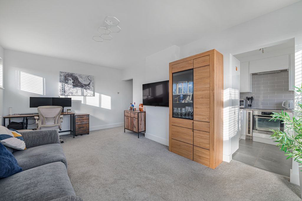 Property photo 2 of 15 Lounge