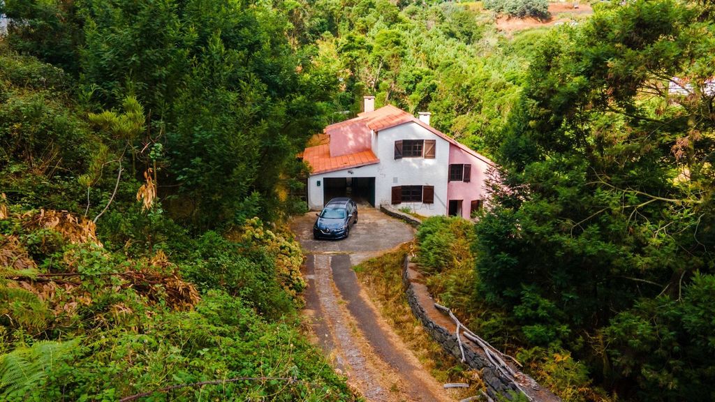 Property photo 1 of 29 Country House With Land Near Caniço And Camacha