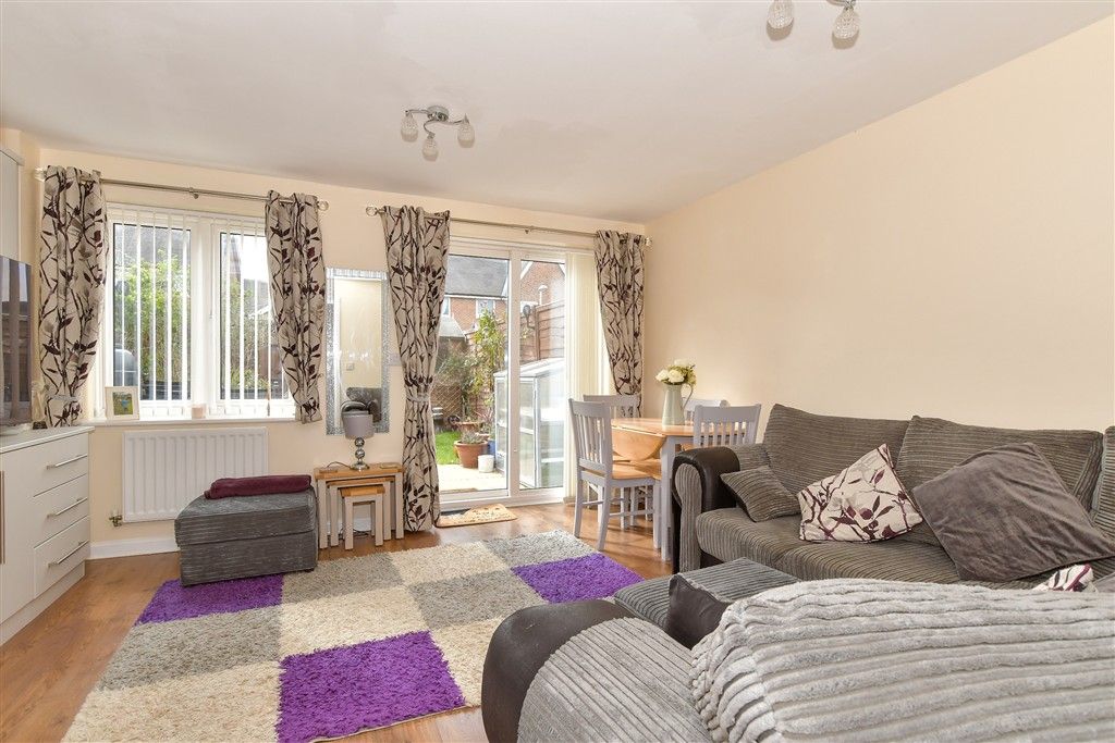 Property photo 2 of 11 Lounge