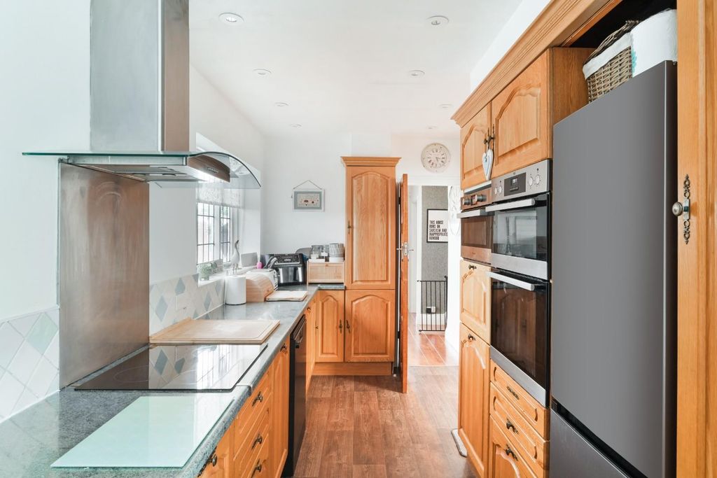 Property photo 2 of 19 Keston Avenue
