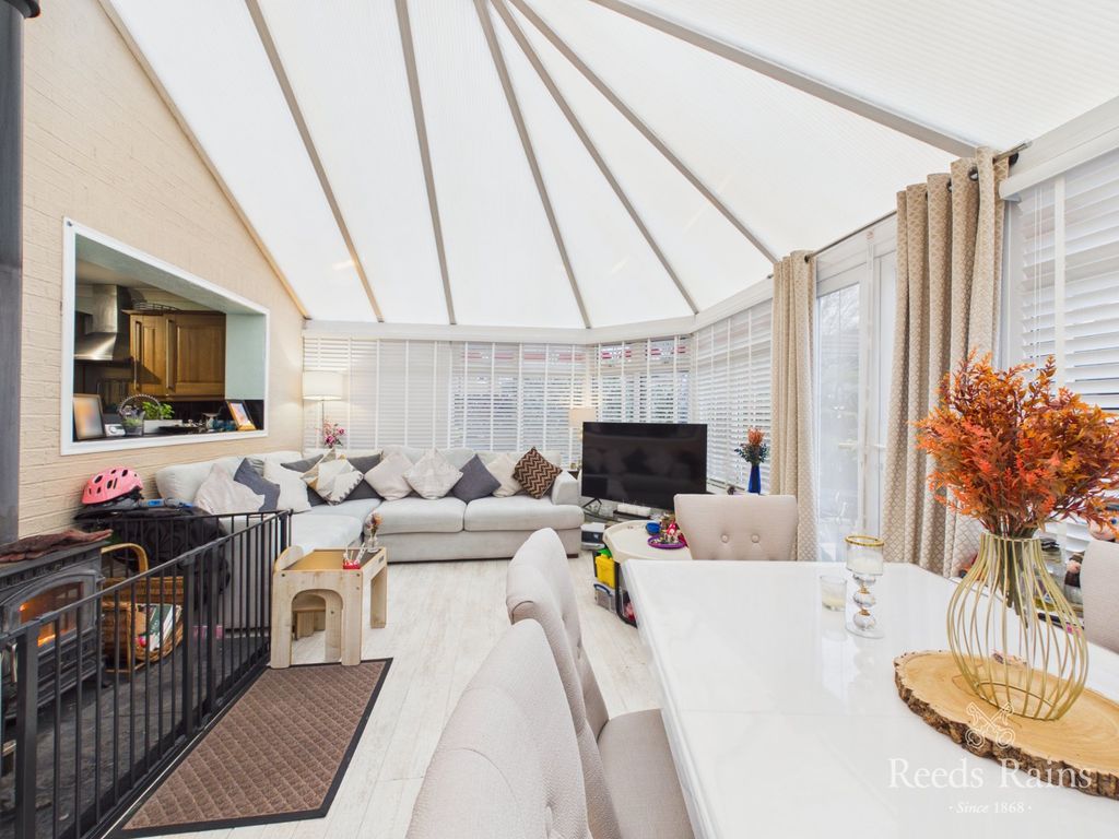 Property photo 3 of 25 Conservatory