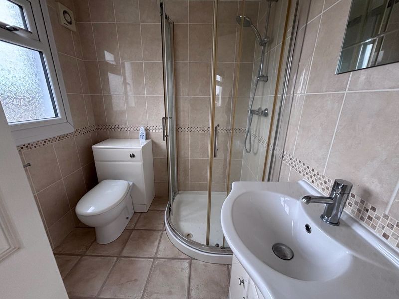 Property photo 3 of 16 En Suite Shower Room