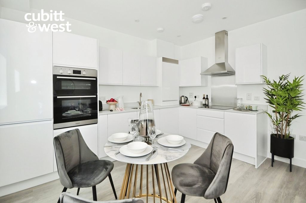 Property photo 3 of 9 23A18504-Bs 204