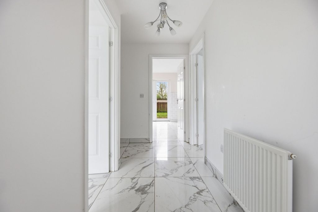 Property photo 2 of 25