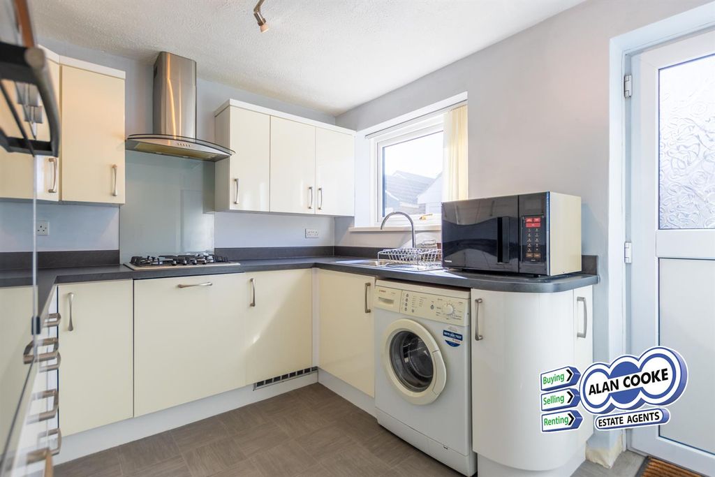 Property photo 3 of 8 Fitted Kitchen