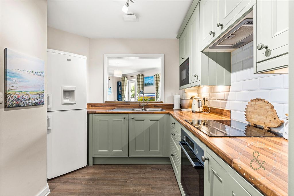 Property photo 2 of 36 Heol Llinos, Thornhill, Hern Crabtree (15).Jpg