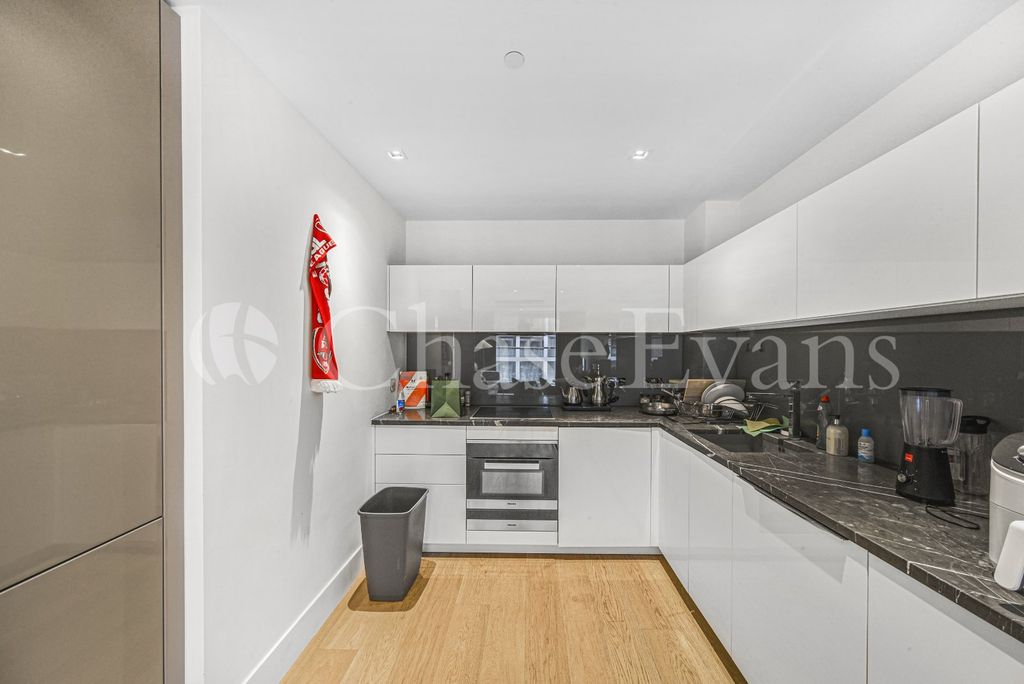 Property photo 3 of 10 Kitchen