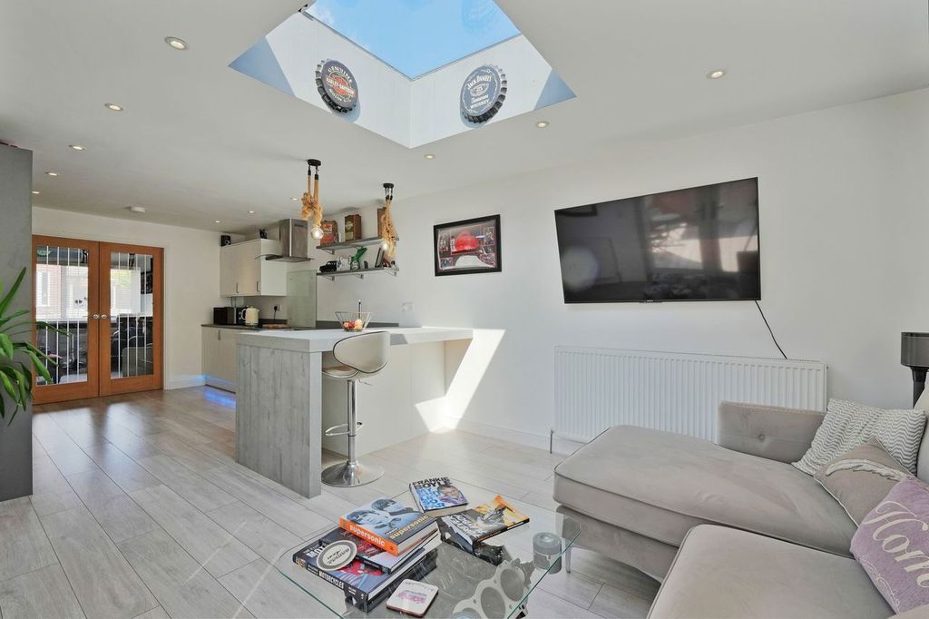 Property photo 2 of 34