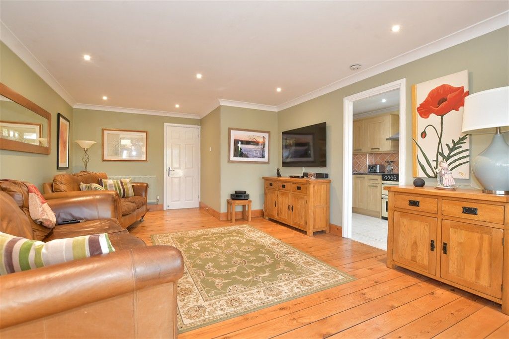 Property photo 3 of 11 Lounge