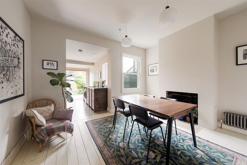 Property photo 2 of 27 Higham Hill Road, E17