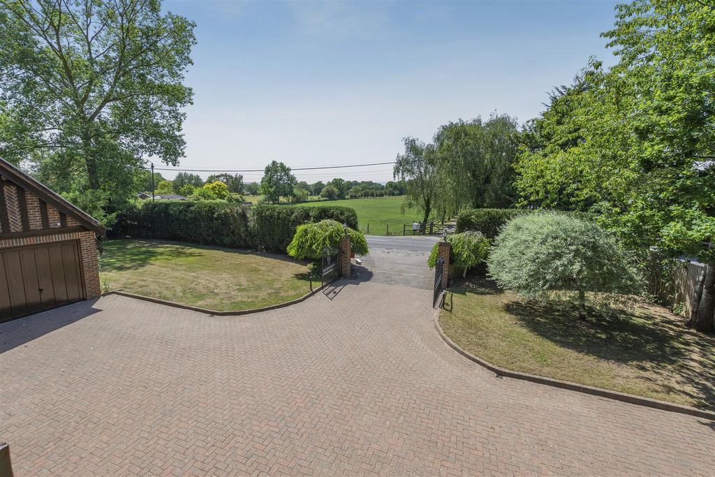 Property photo 2 of 26 8691789-Exterior11.Jpg
