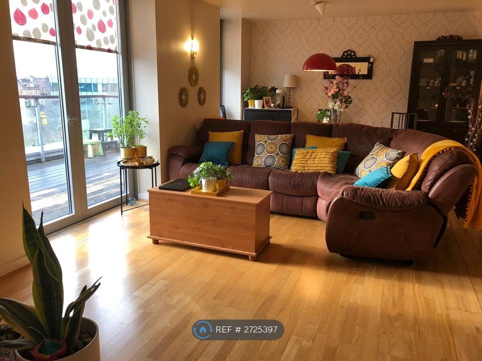 Property photo 1 of 10 Living Room