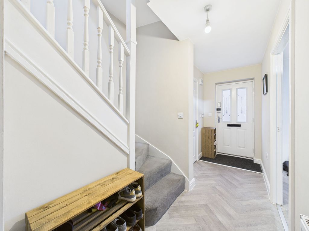 Property photo 2 of 18 Entrance Hall