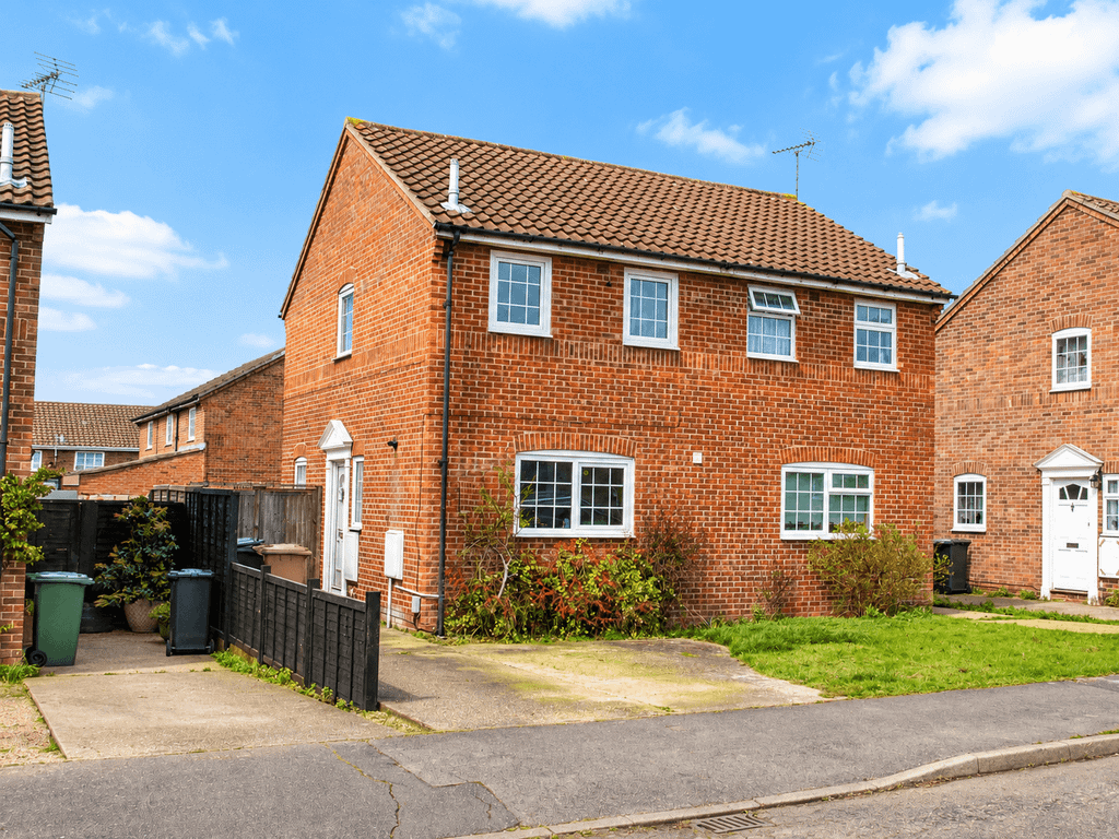 Property photo 1 of 8 Buzzard Road, Luton Lu4