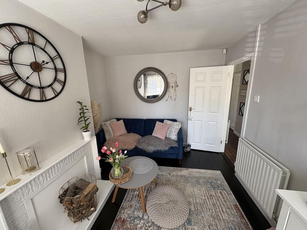 Property photo 3 of 18 Living Room