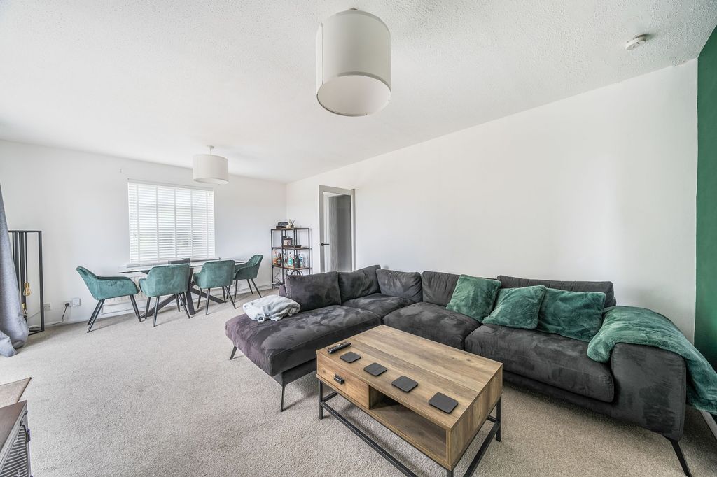 Property photo 1 of 11 Lounge / Dining Room