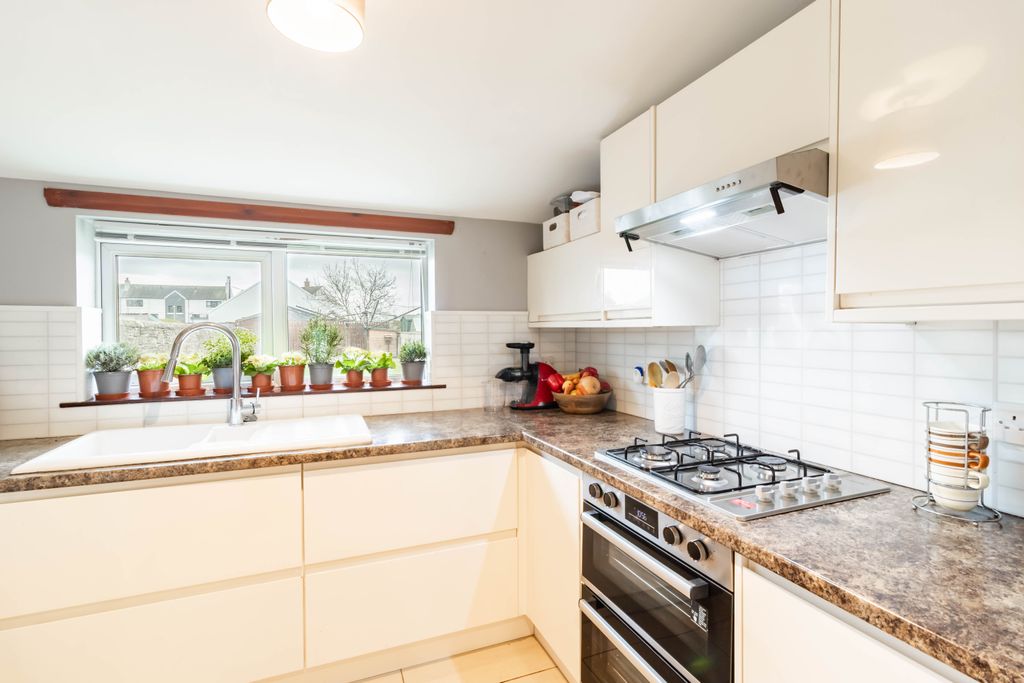 Property photo 3 of 25 Kitchen