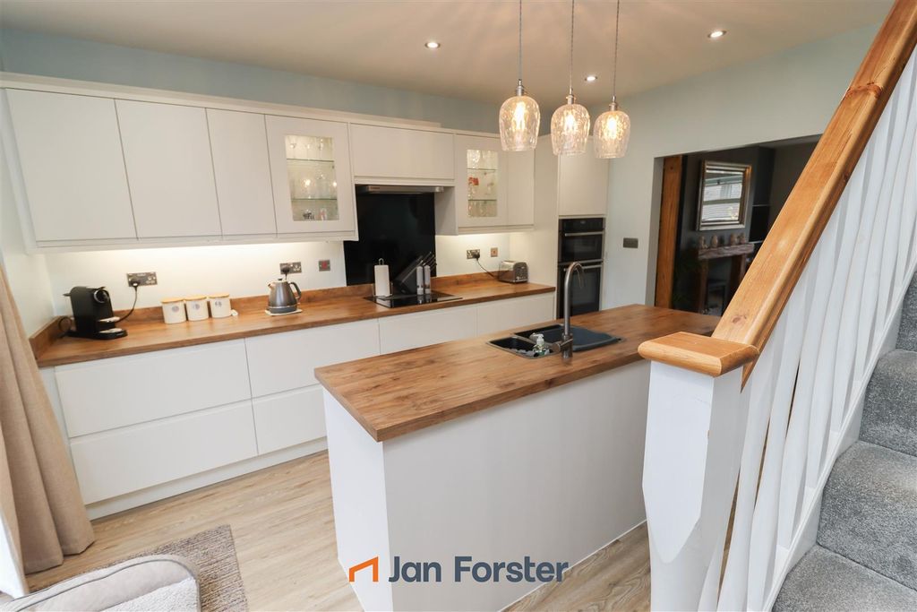 Property photo 3 of 17 Kitchen