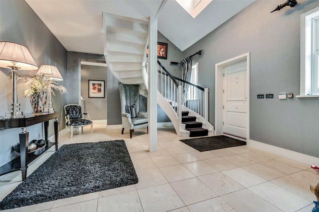 Property photo 2 of 22 Entrance Hall