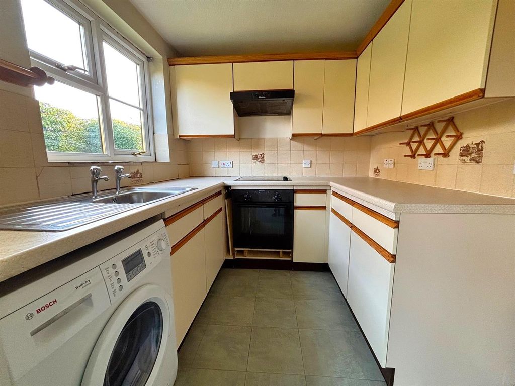Property photo 3 of 12 Kitchen