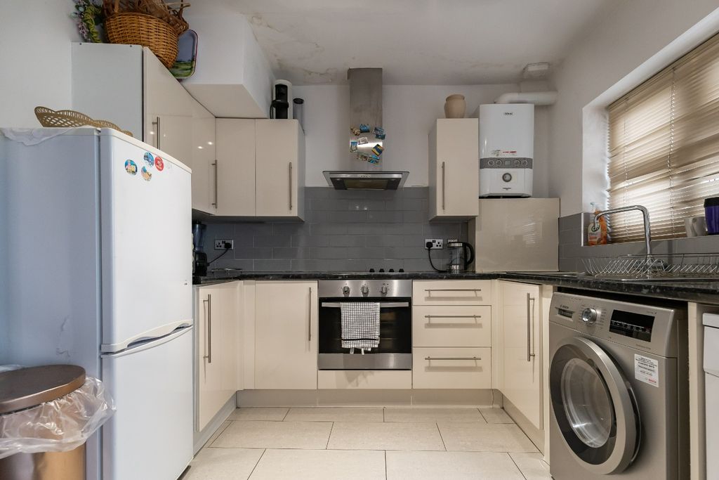 Property photo 2 of 9 3300443