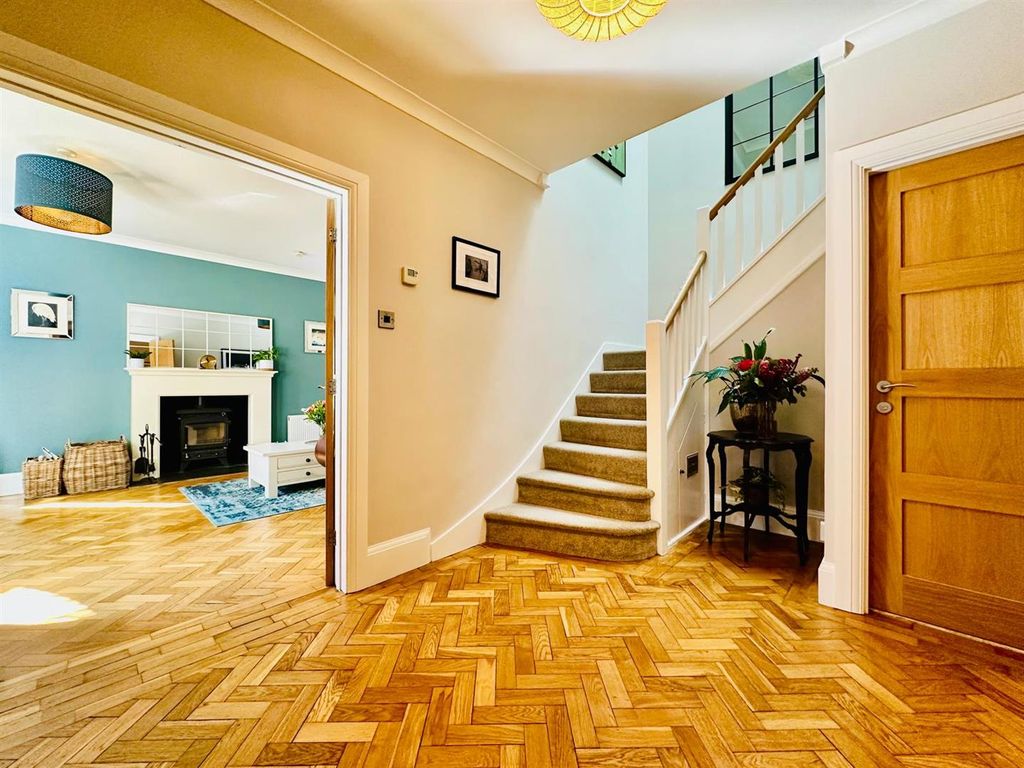 Property photo 2 of 49 Entrance Hall