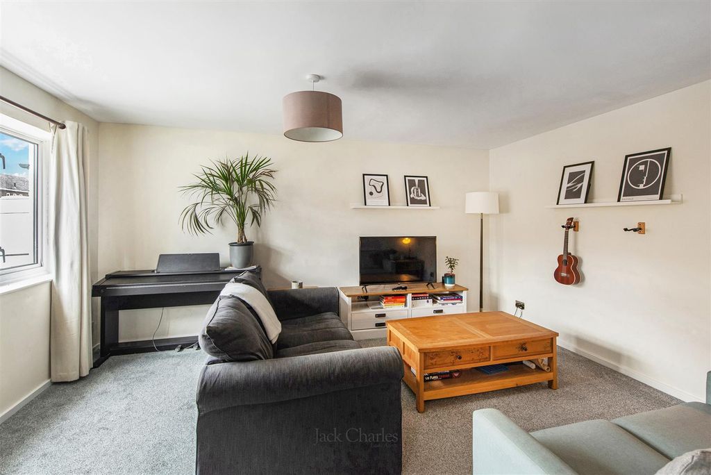 Property photo 3 of 16 8 Twyford Rd, Tn11 0Hj 003.Jpg