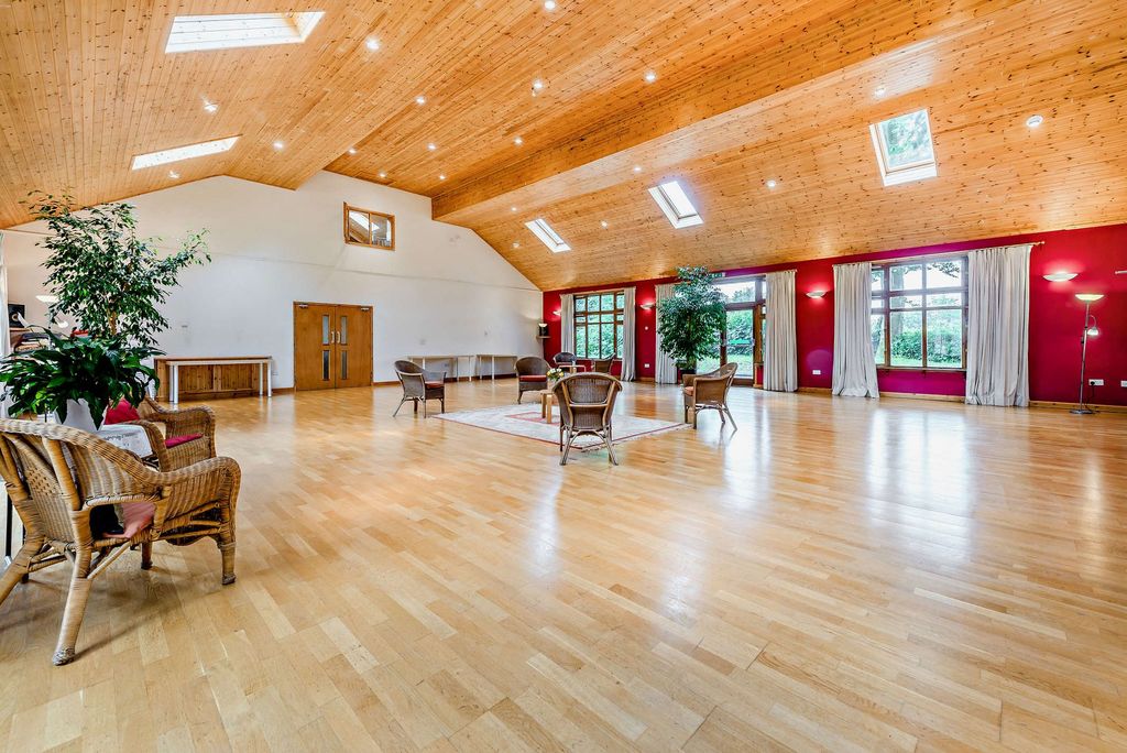 Property photo 3 of 159
