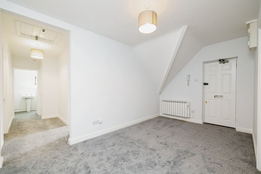 Property photo 3 of 9 Hallway