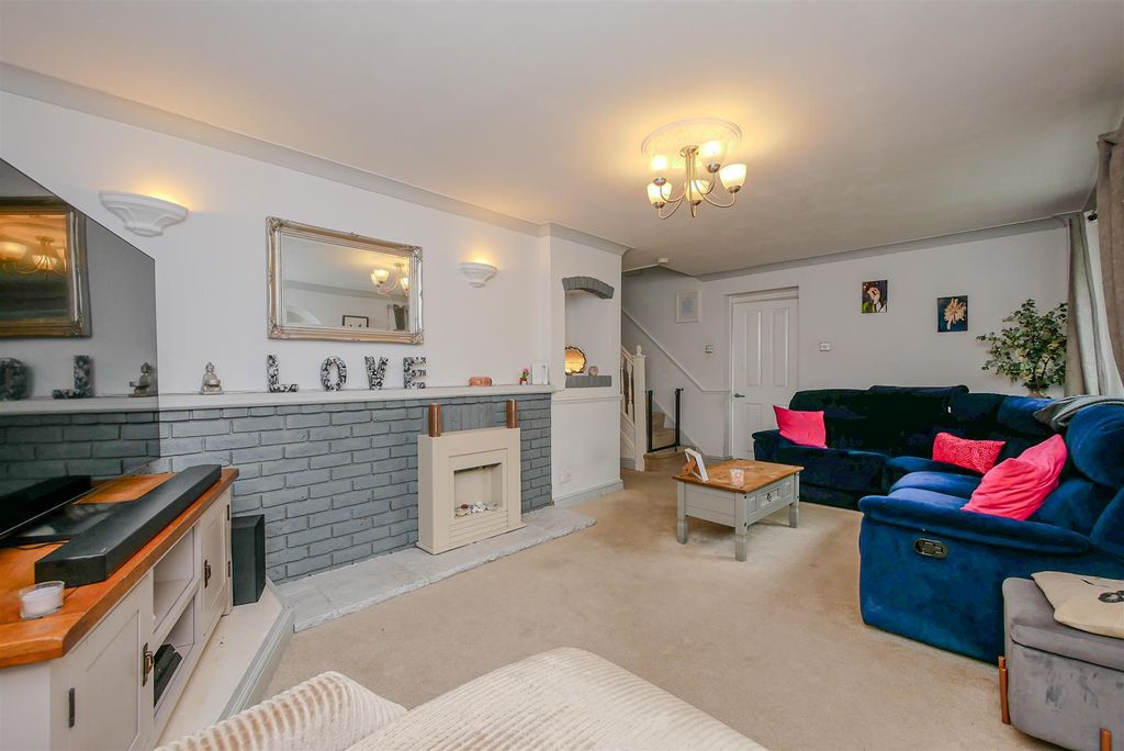 Property photo 3 of 16 Lounge