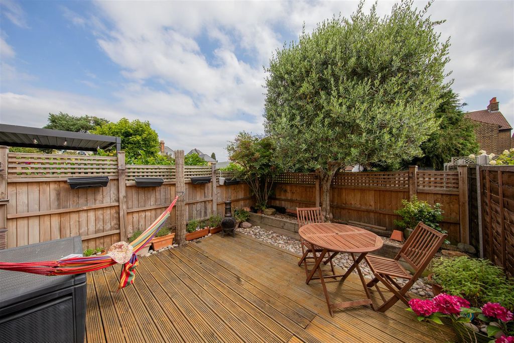 Property photo 2 of 27 Malmesbury Road, E18