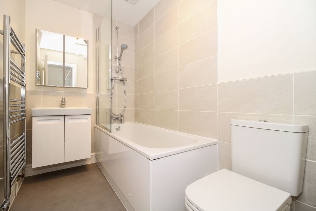 Property photo 3 of 10 Bathroom