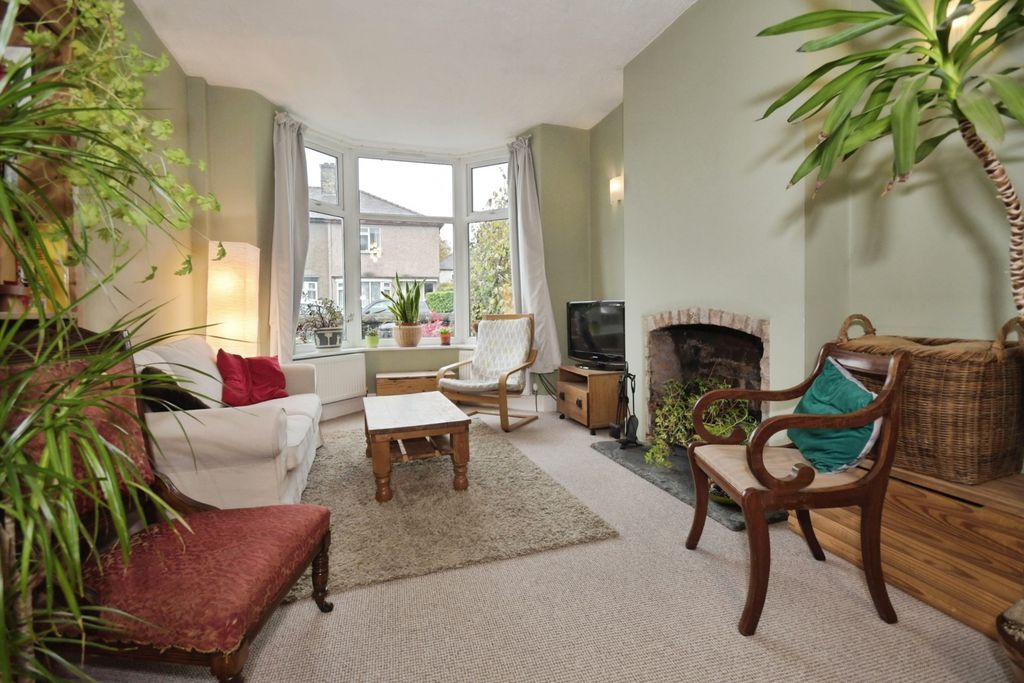 Property photo 3 of 17 Lounge