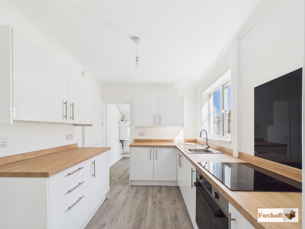 Property photo 2 of 11 Kitchen